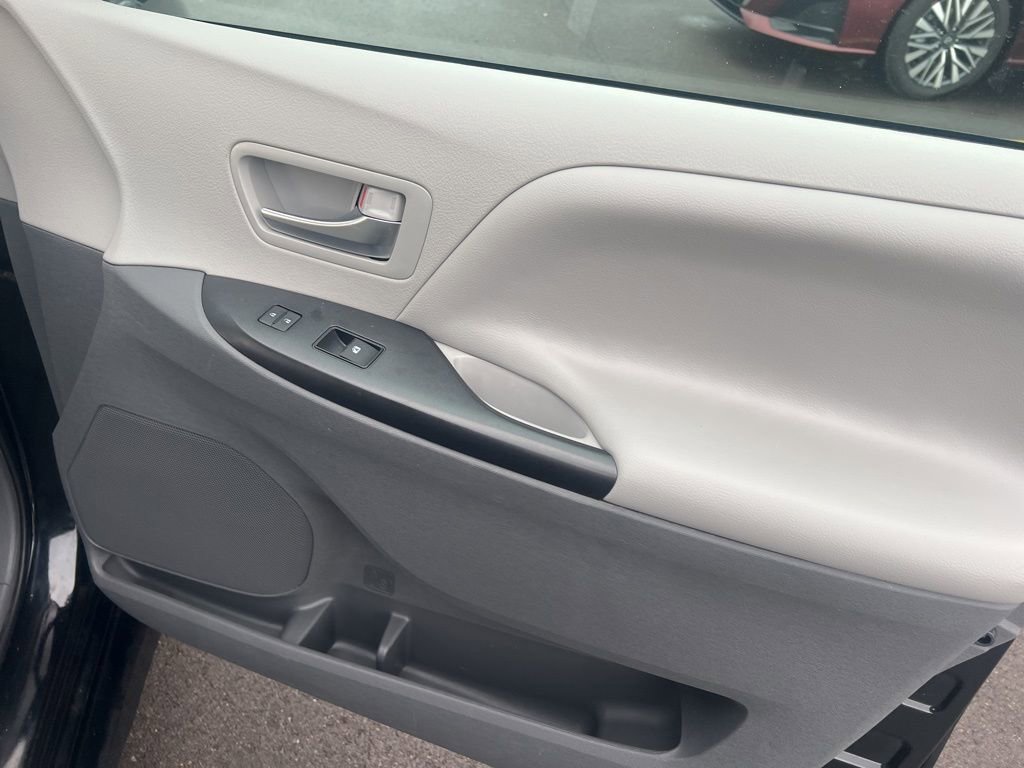 Used 2019 Toyota Sienna LE image 21