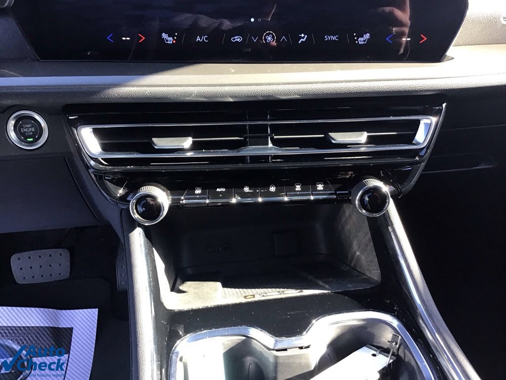 Used 2024 Chevrolet Traverse LT image 40