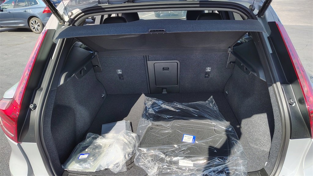 New 2026 Volvo XC40 B5 Core w/ Climate Package image 28