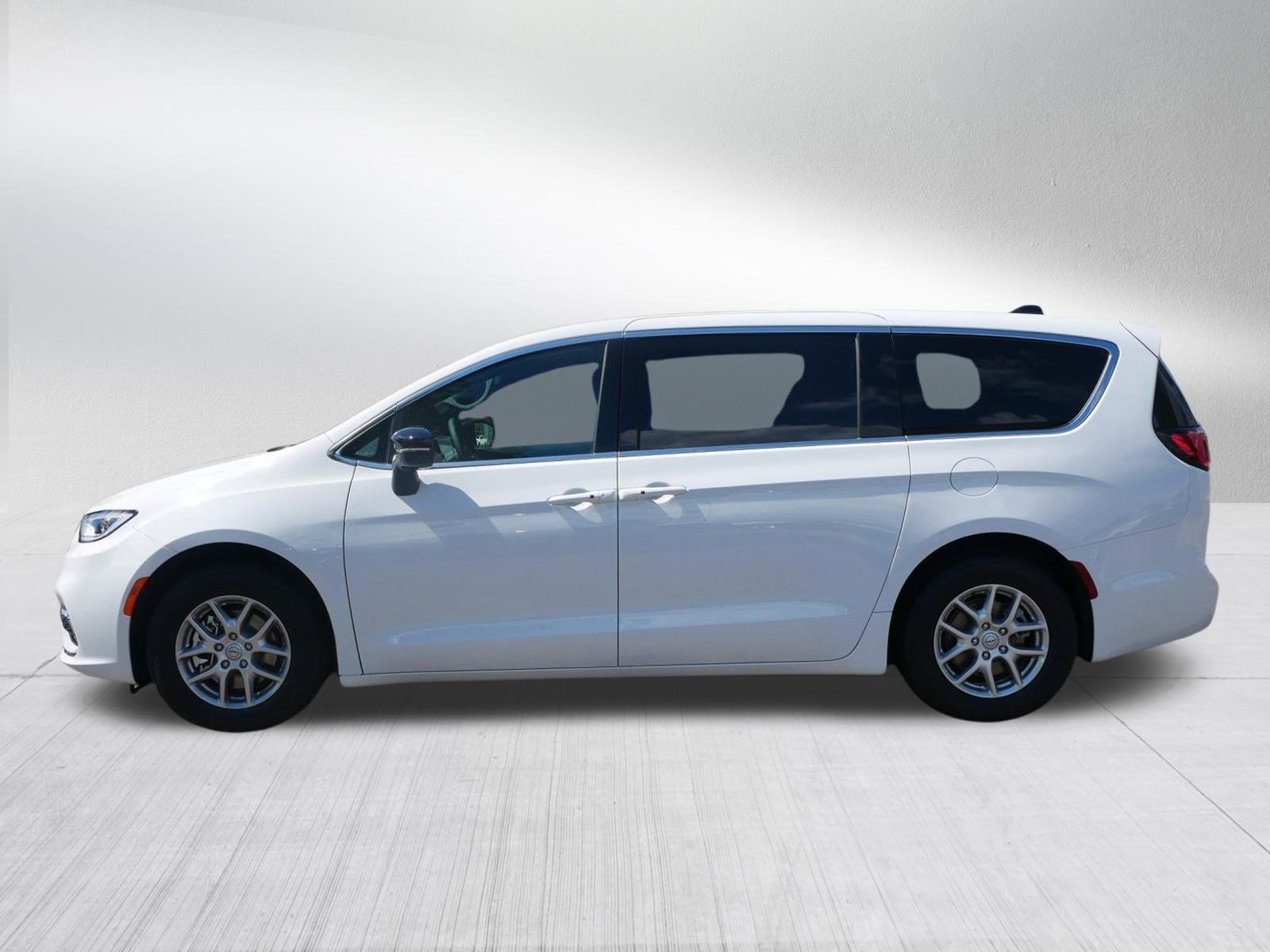 New 2026 Chrysler Pacifica Select FWD image 4