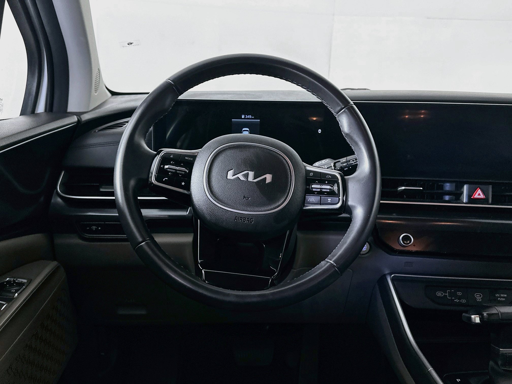 Used 2025 Kia Carnival FWD image 18