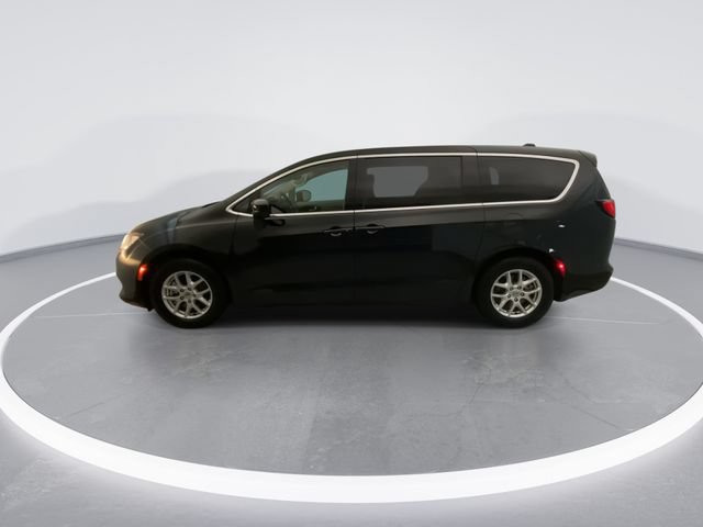 Used 2021 Chrysler Voyager LX w/ Cold Weather Group FWD image 9