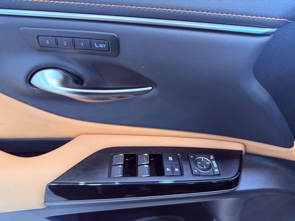 Certified 2025 Lexus ES 350 w/ Premium Package image 18