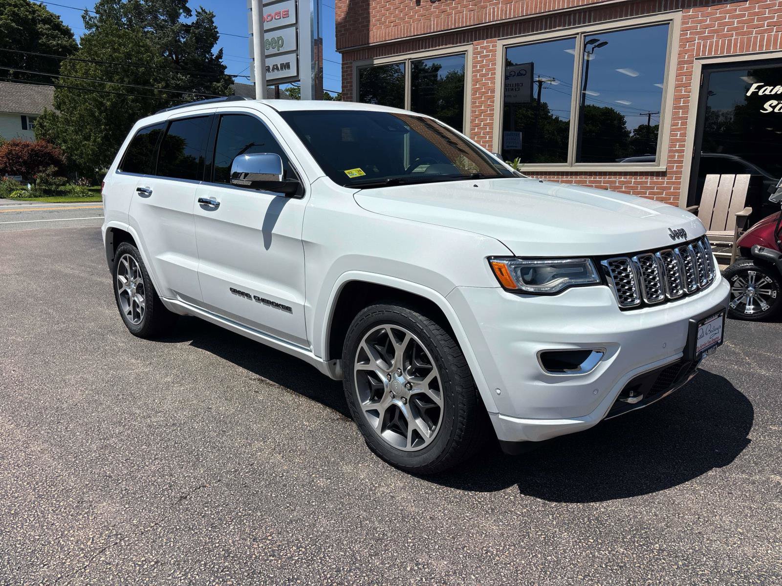 Used 2019 Jeep Grand Cherokee Overland AWD/4WD image 28