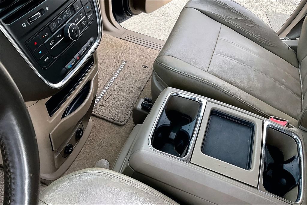 Used 2014 Chrysler Town & Country Touring FWD image 14