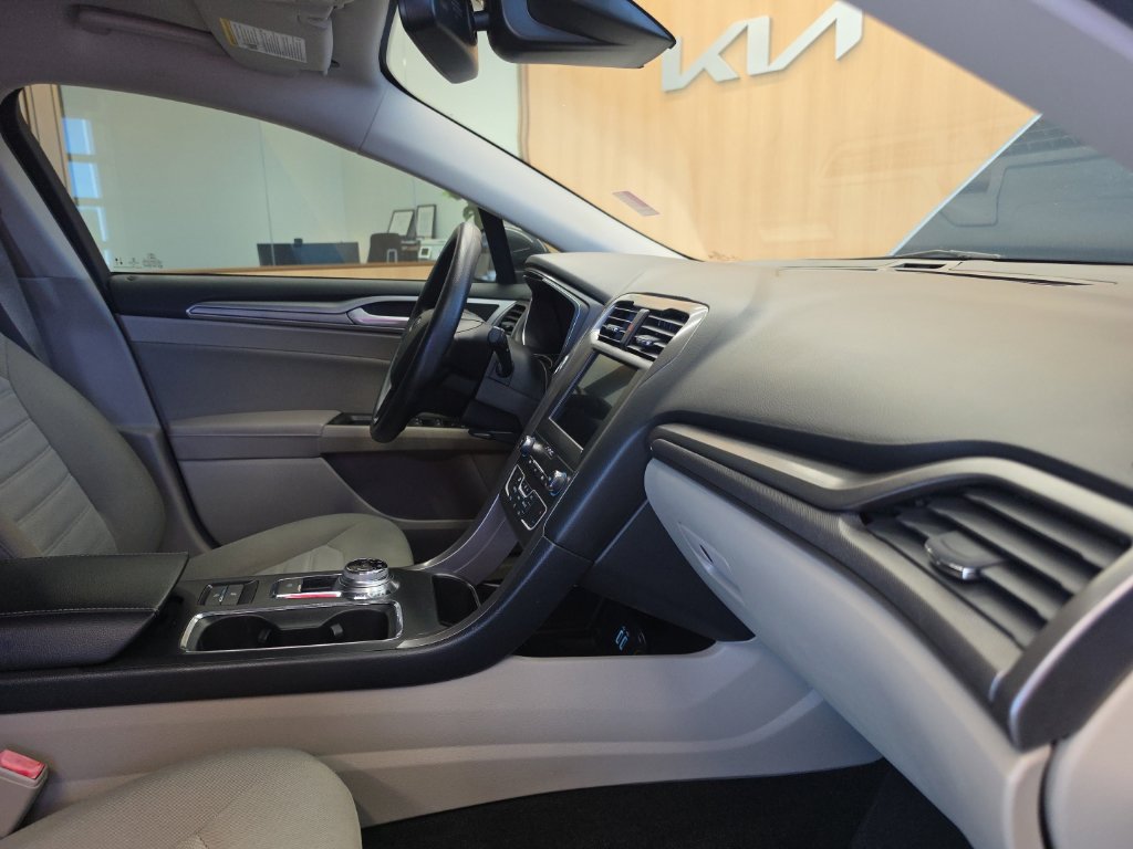Used 2020 Ford Fusion SE FWD image 46