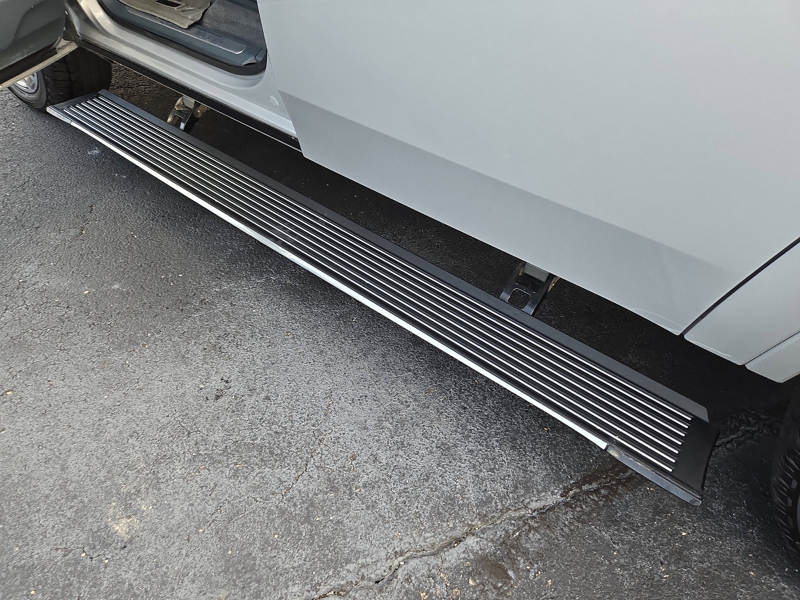 Used 2023 Jeep Grand Wagoneer L Series III w/ HD Trailer Tow Package image 7