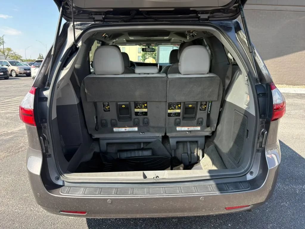 Used 2017 Toyota Sienna XLE Premium AWD/4WD image 9