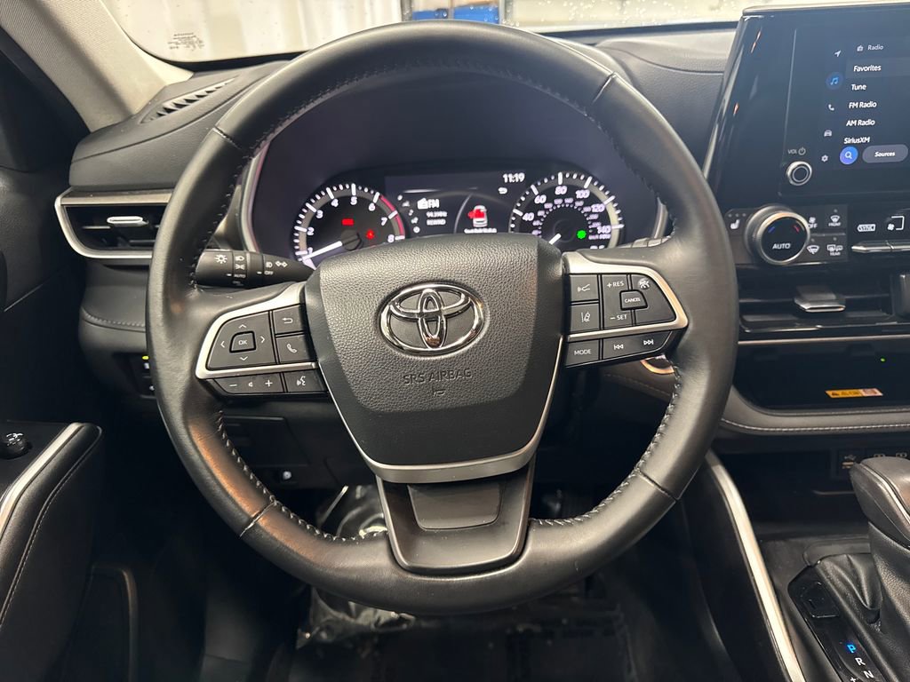 Used 2023 Toyota Highlander XLE AWD/4WD image 15