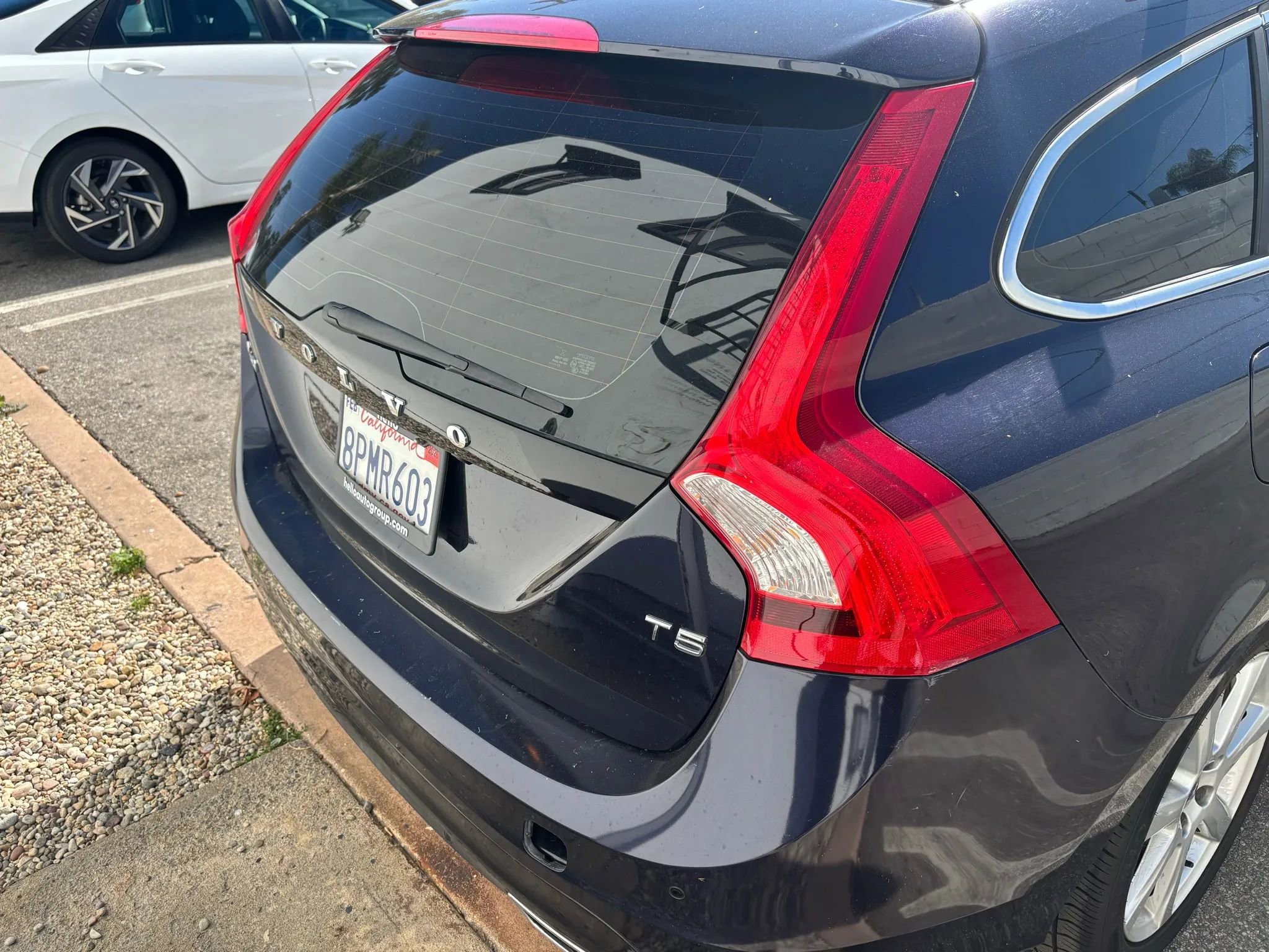 Used 2017 Volvo V60 T5 Premier w/ Convenience Package image 14