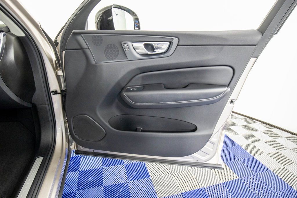 Used 2025 Volvo XC60 B5 Plus image 15