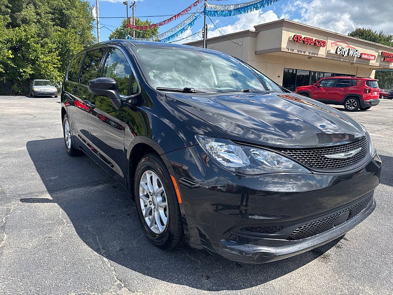 Used 2022 Chrysler Voyager LX image 7