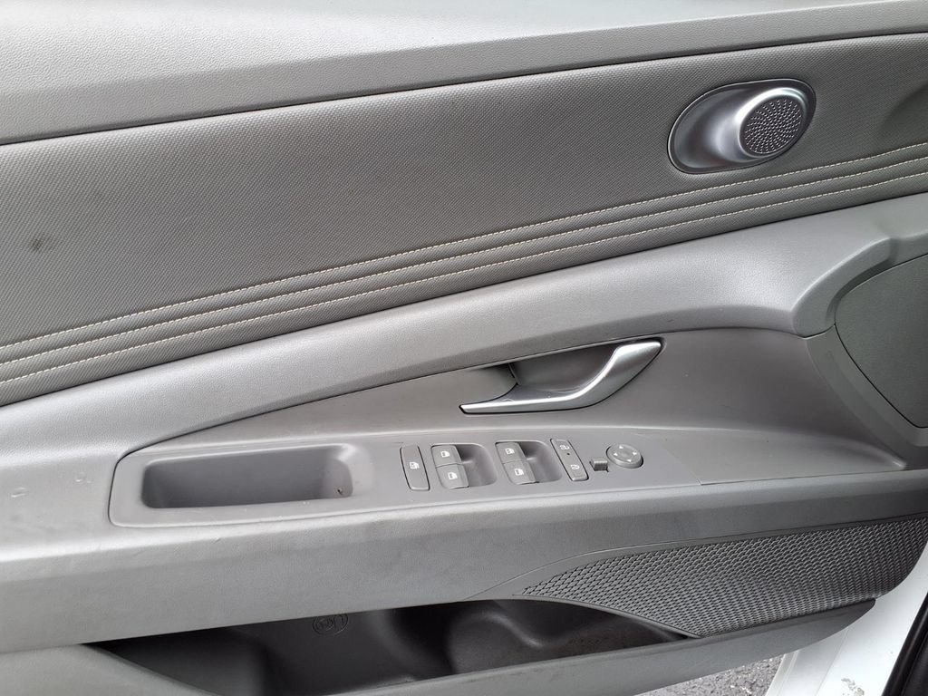 Used 2025 Hyundai Elantra Sport FWD image 18