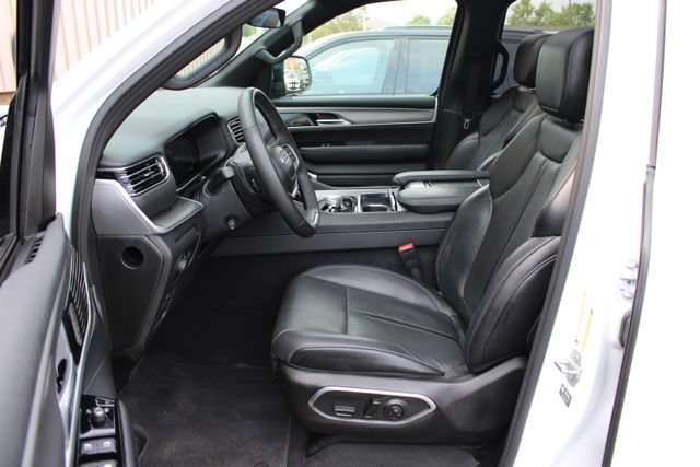 Used 2025 Jeep Wagoneer Series II w/ Premium Group I AWD/4WD image 11