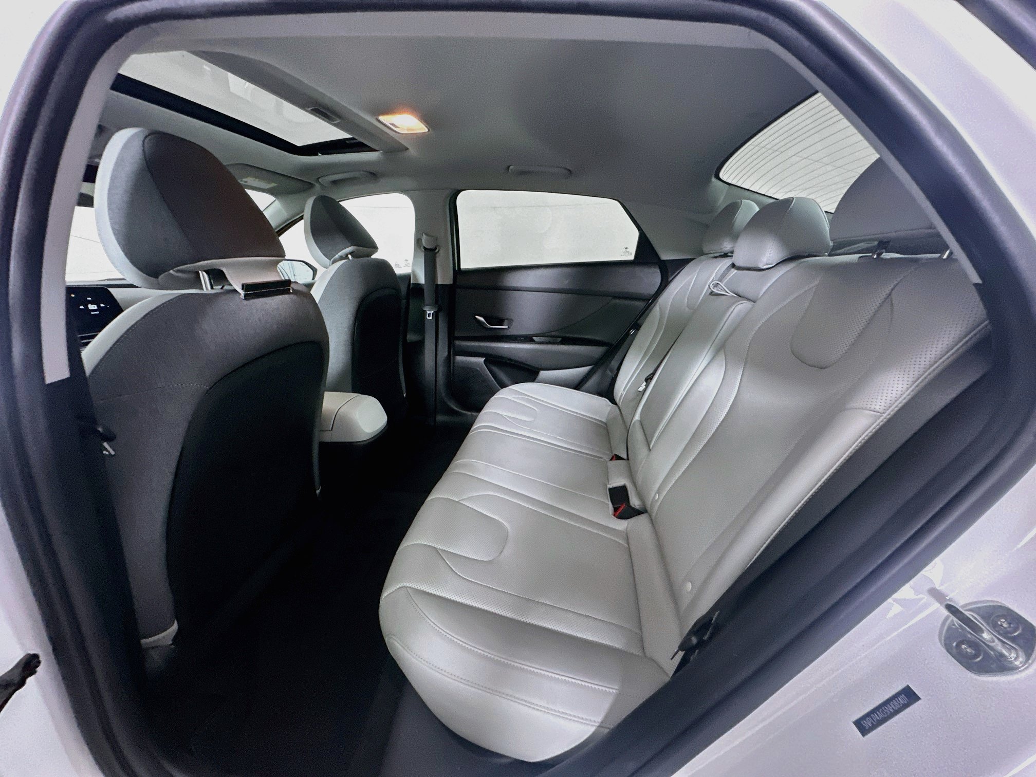 Used 2022 Hyundai Elantra Limited FWD image 28