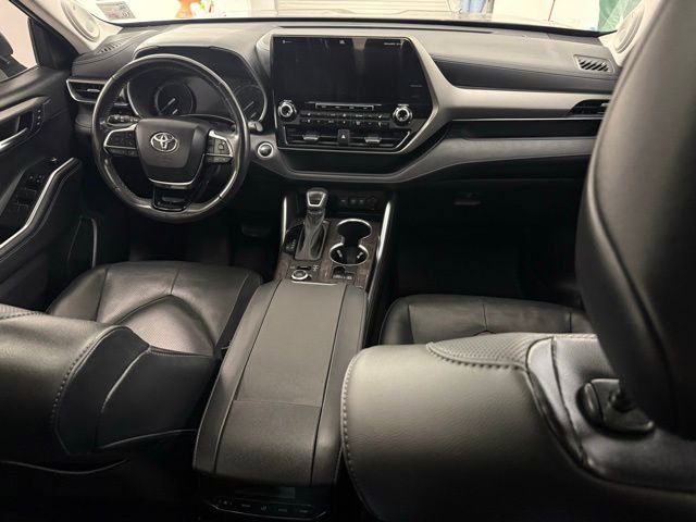Used 2021 Toyota Highlander Limited image 16