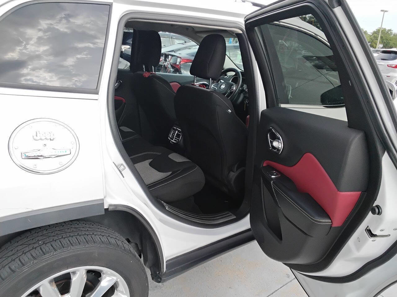 Used 2014 Jeep Cherokee Latitude image 7