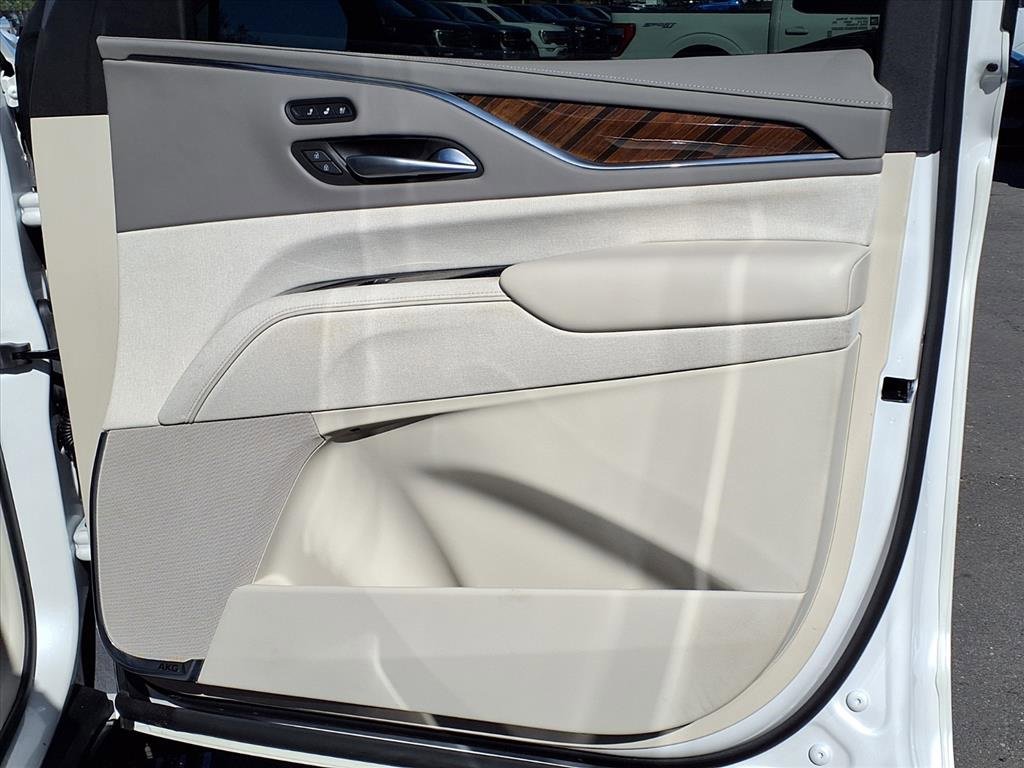 Used 2022 Cadillac Escalade Premium Luxury Platinum w/ Heavy-Duty Trailer Package image 13