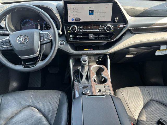 Certified 2025 Toyota Highlander Limited AWD/4WD image 11