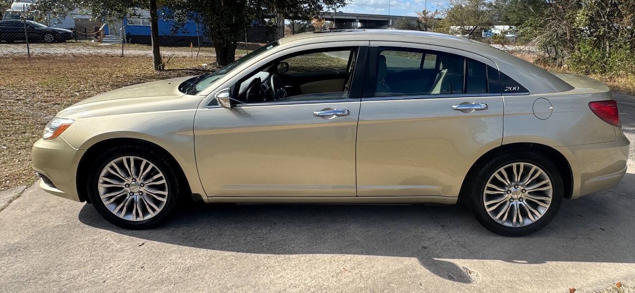Used 2011 Chrysler 200 Limited FWD image 6