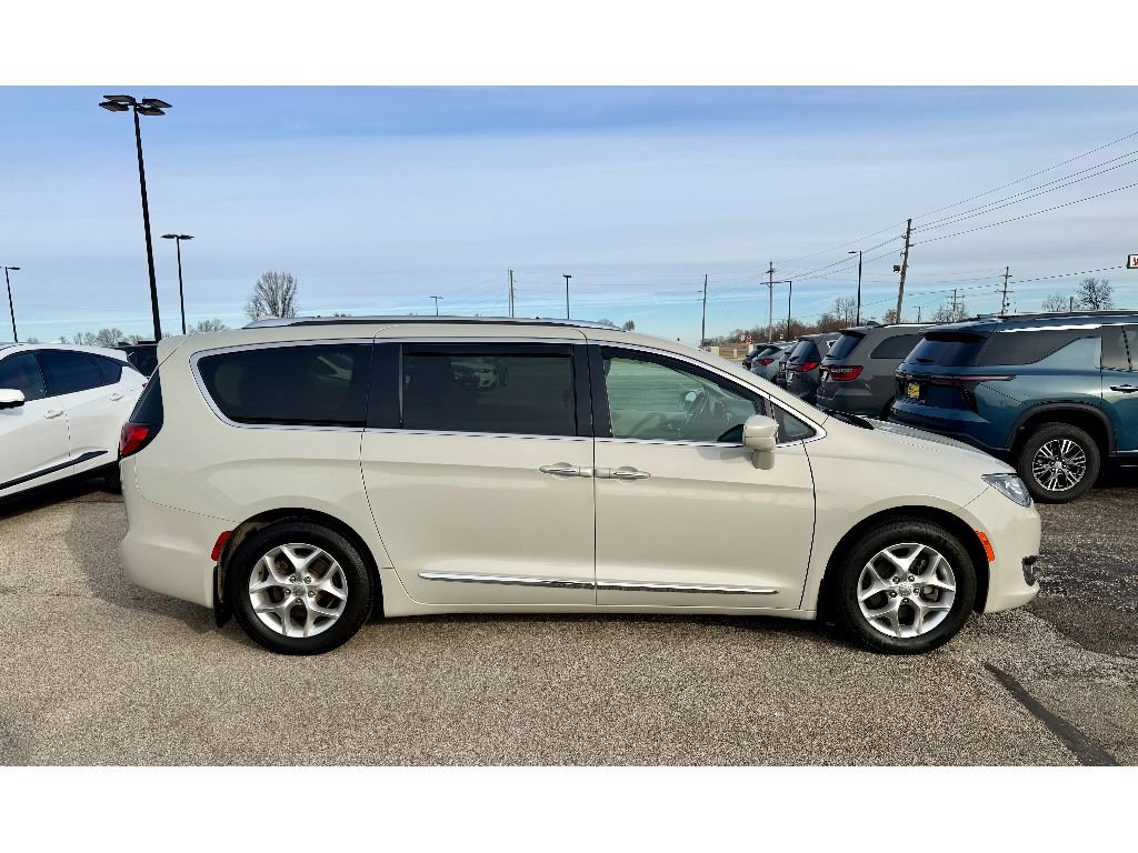 Used 2019 Chrysler Pacifica Touring-L Plus w/ Tire & Wheel Group image 5