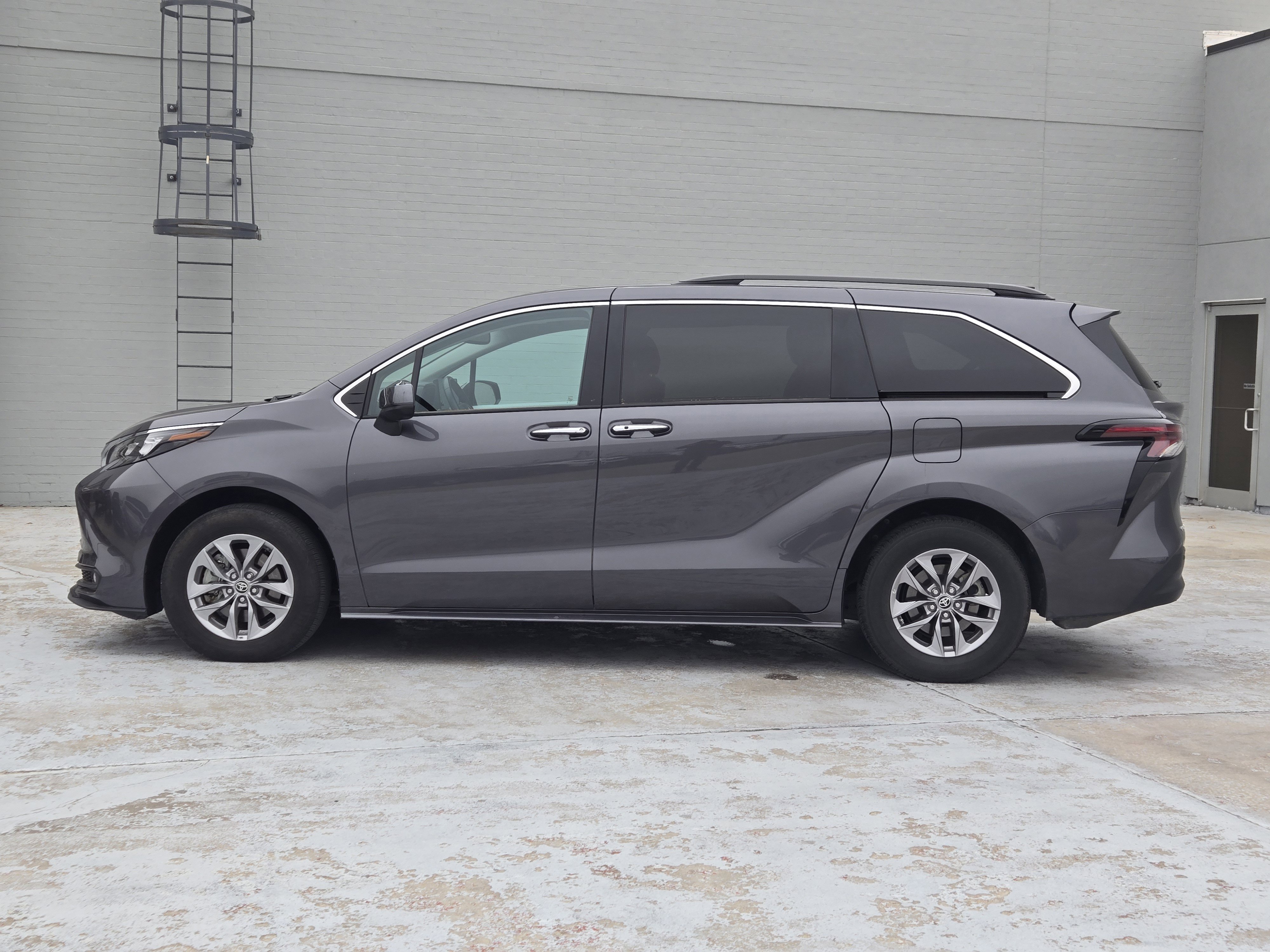 Used 2025 Toyota Sienna XLE image 5