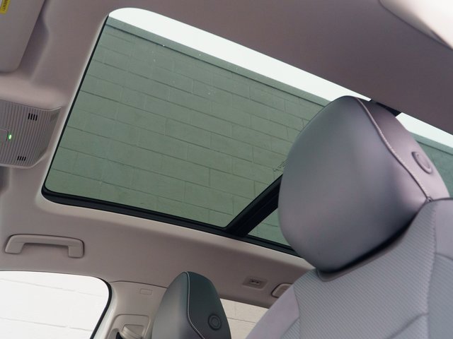 Used 2025 Volkswagen Tiguan SE w/ Panoramic Sunroof Package image 30