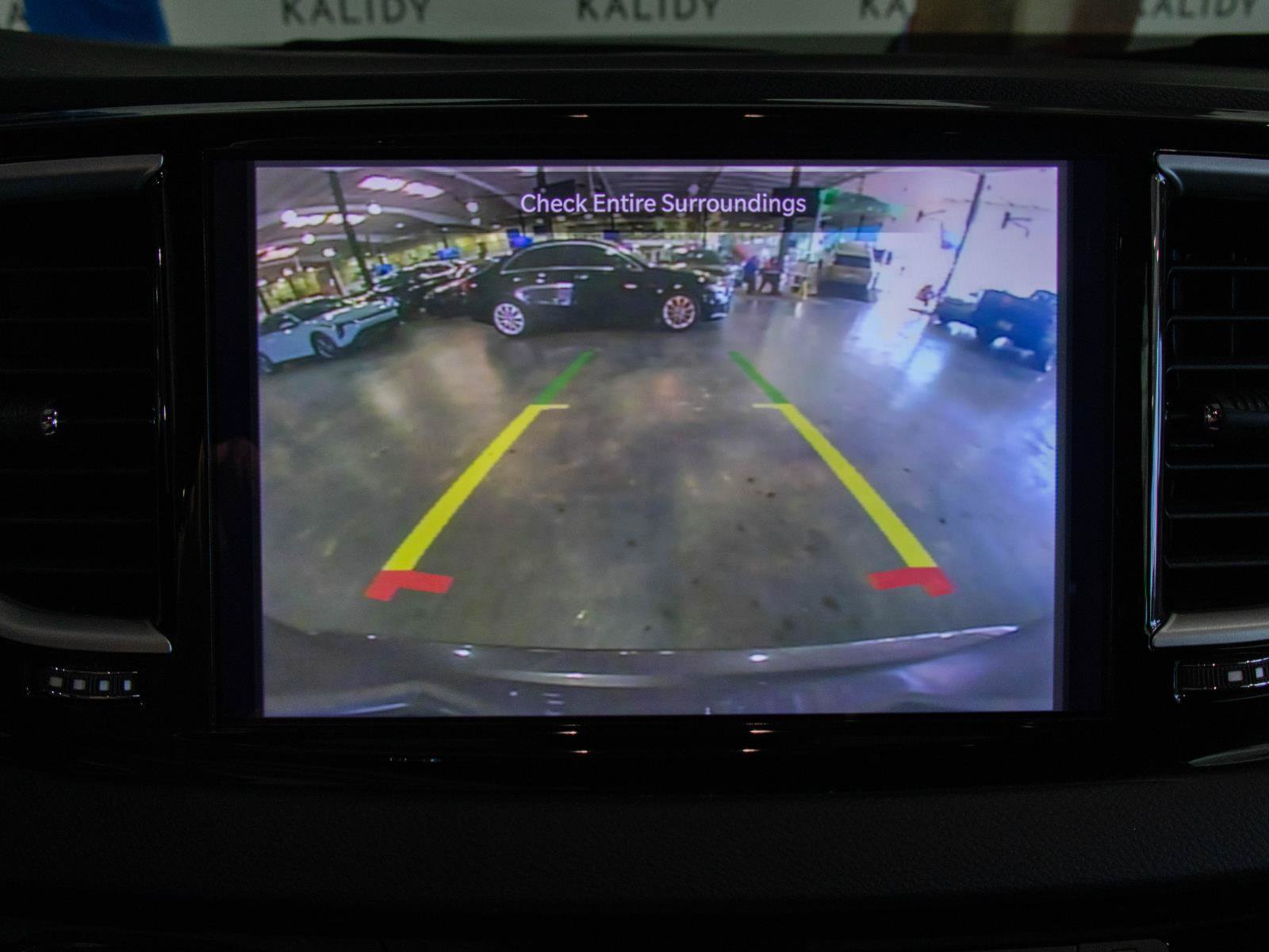 Used 2023 Chrysler Pacifica Touring-L FWD image 6