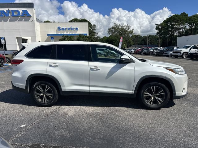 Used 2019 Toyota Highlander LE FWD image 3