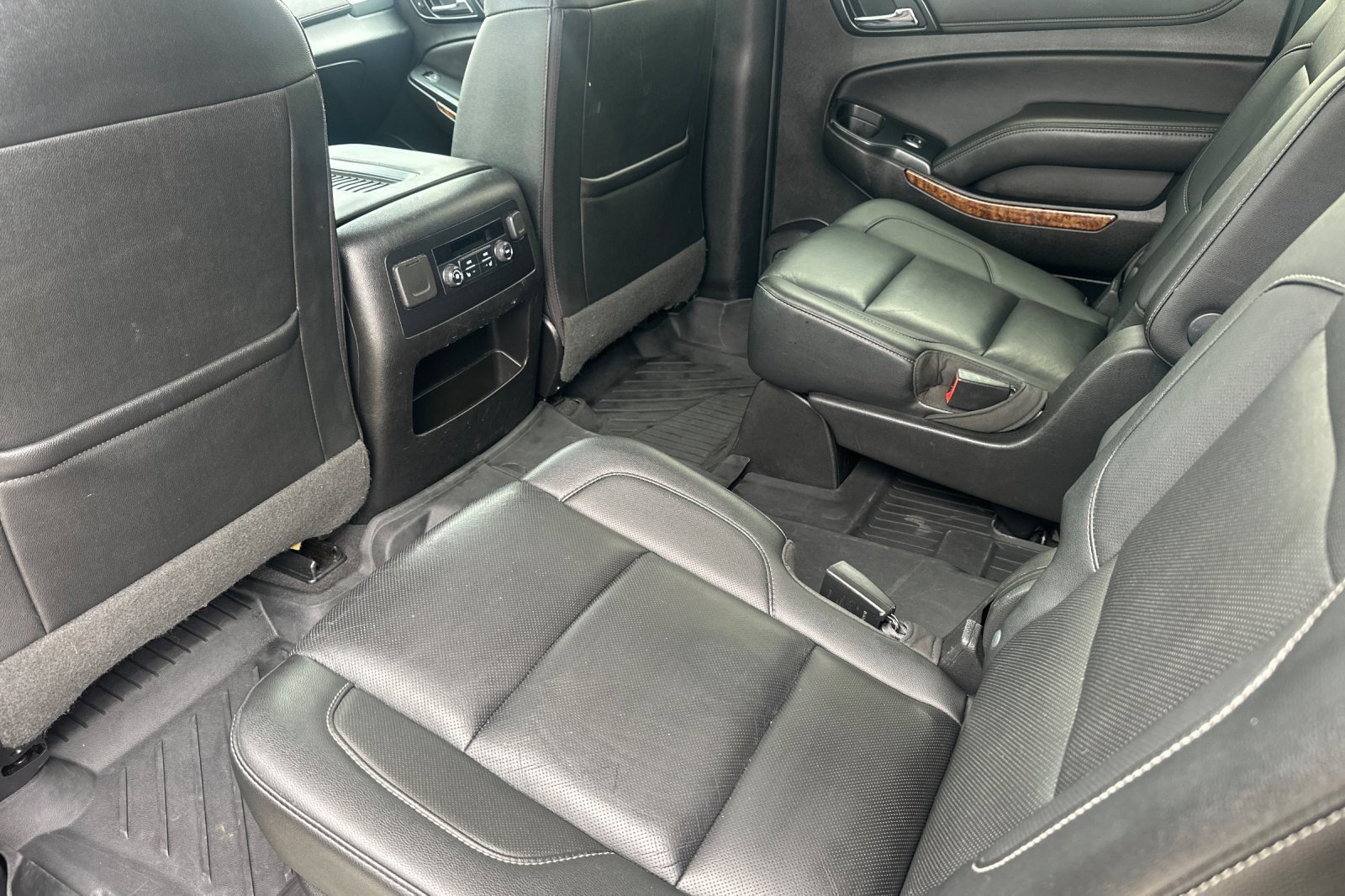 Used 2020 Chevrolet Suburban Premier w/ RST 6.2L Performance Edition RWD image 11