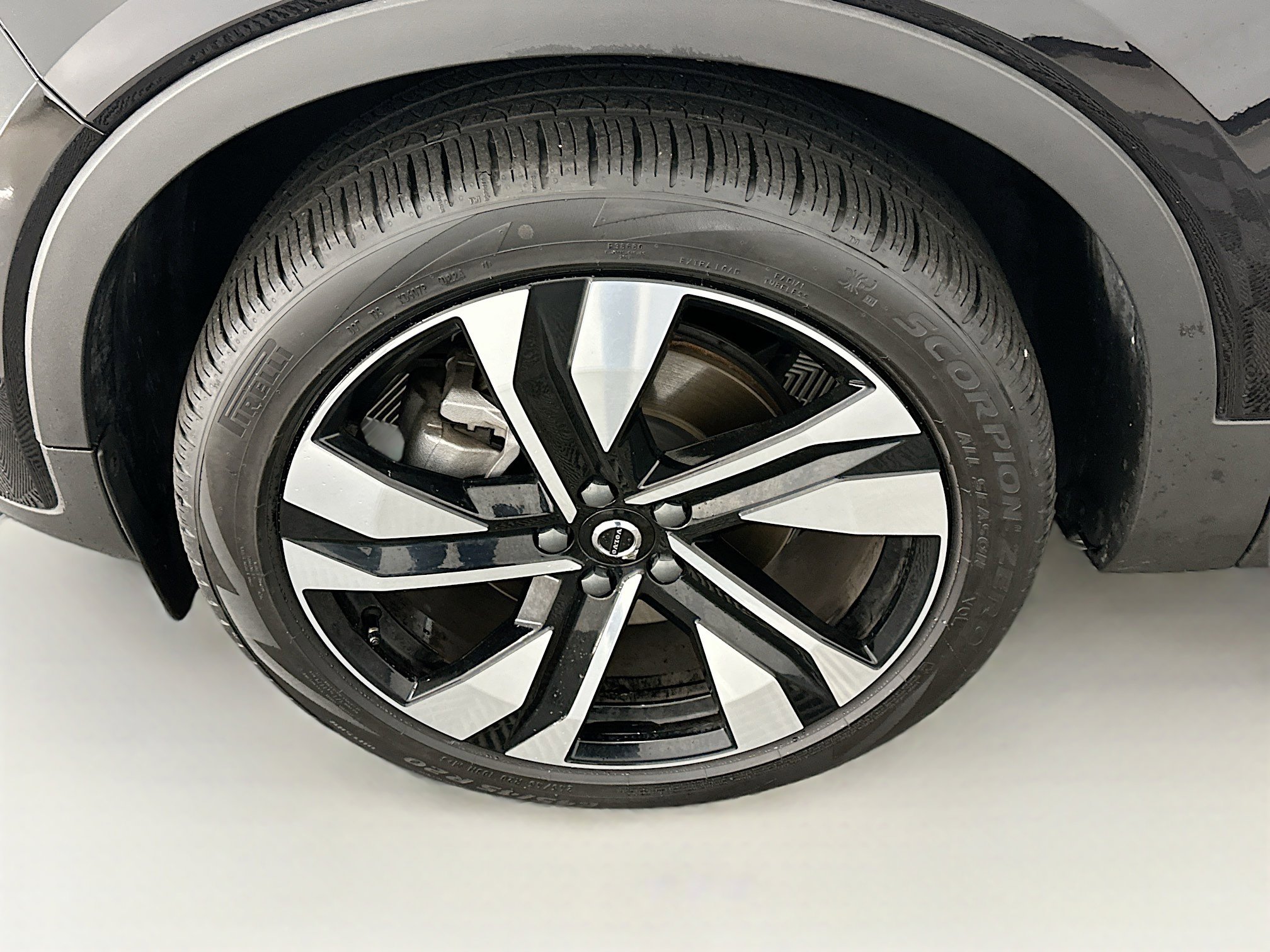 Used 2025 Volvo XC40 B5 Plus image 11