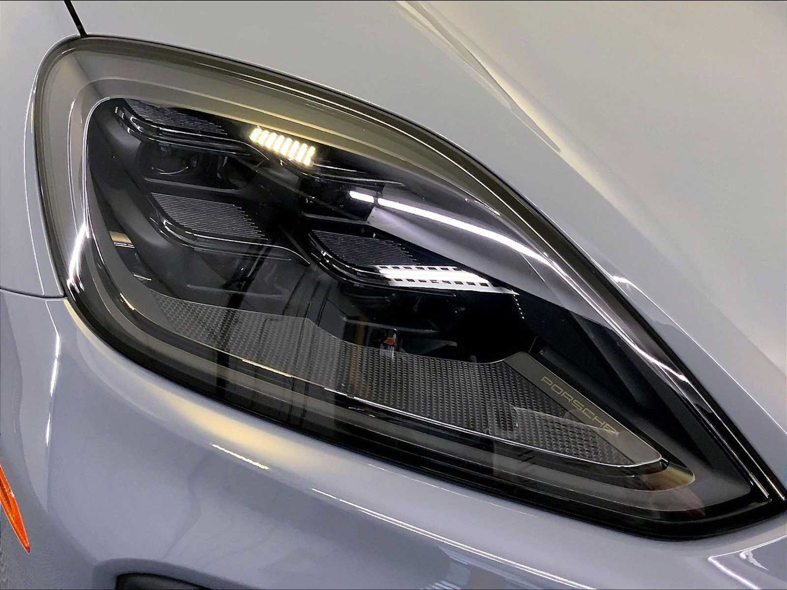 Certified 2025 Porsche Cayenne Turbo AWD/4WD image 12