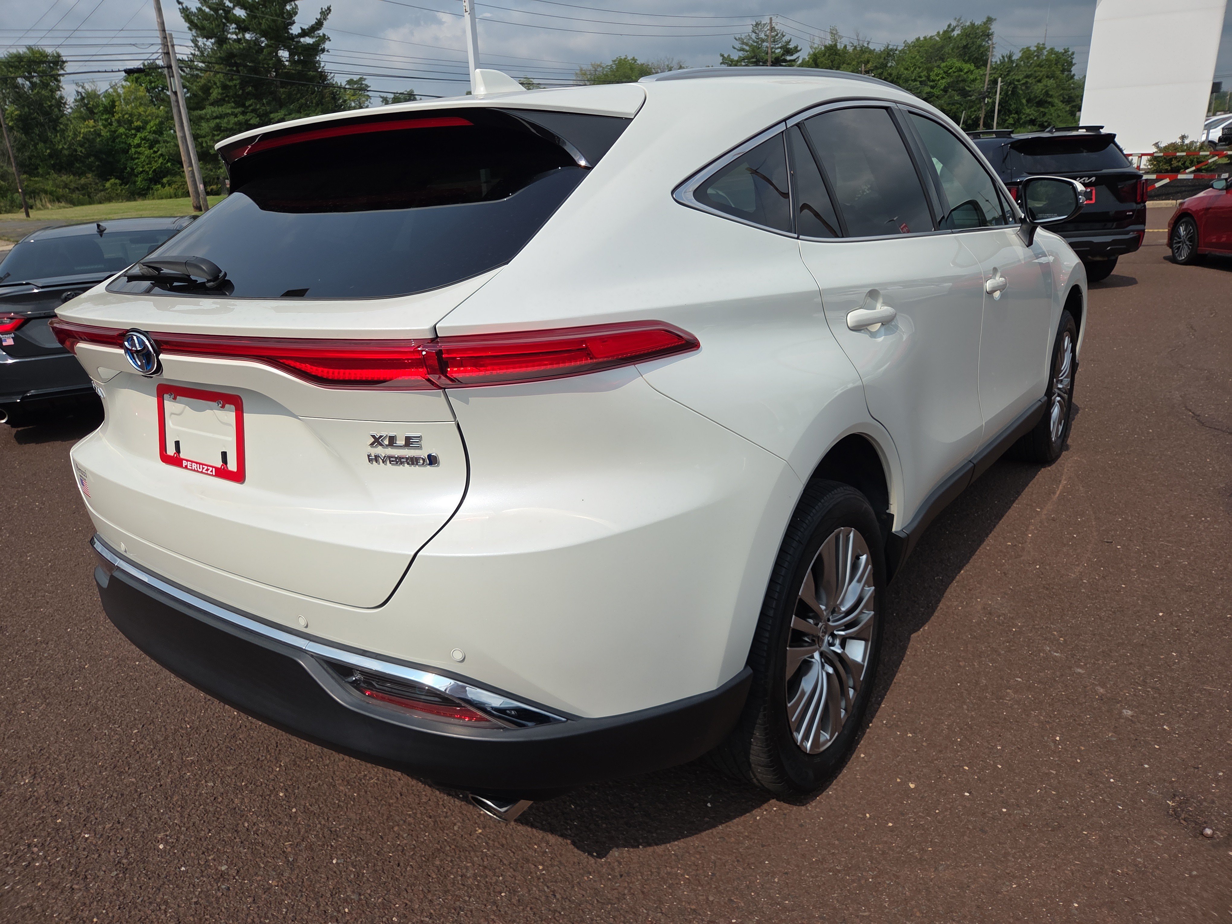 Certified 2022 Toyota Venza XLE AWD/4WD image 3