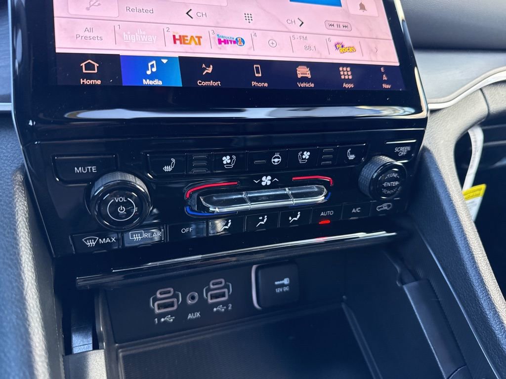 New 2025 Jeep Grand Cherokee Limited w/ Luxury Tech Group II image 25
