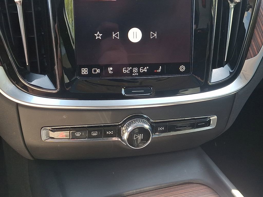 Used 2025 Volvo V60 B5 Cross Country Plus image 17