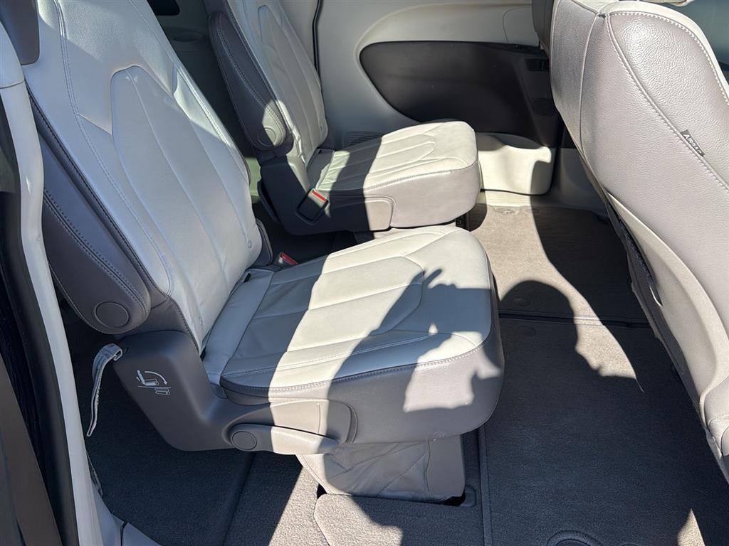 Used 2017 Chrysler Pacifica Touring-L w/ Tire & Wheel Group image 16