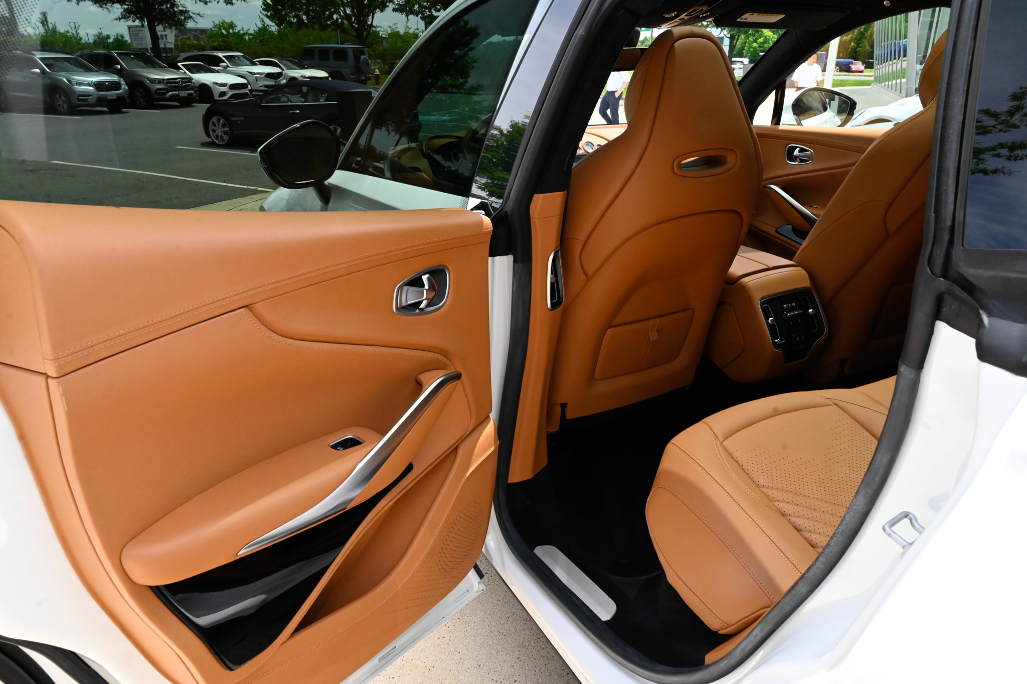 Used 2024 Aston Martin DBX AWD/4WD image 32