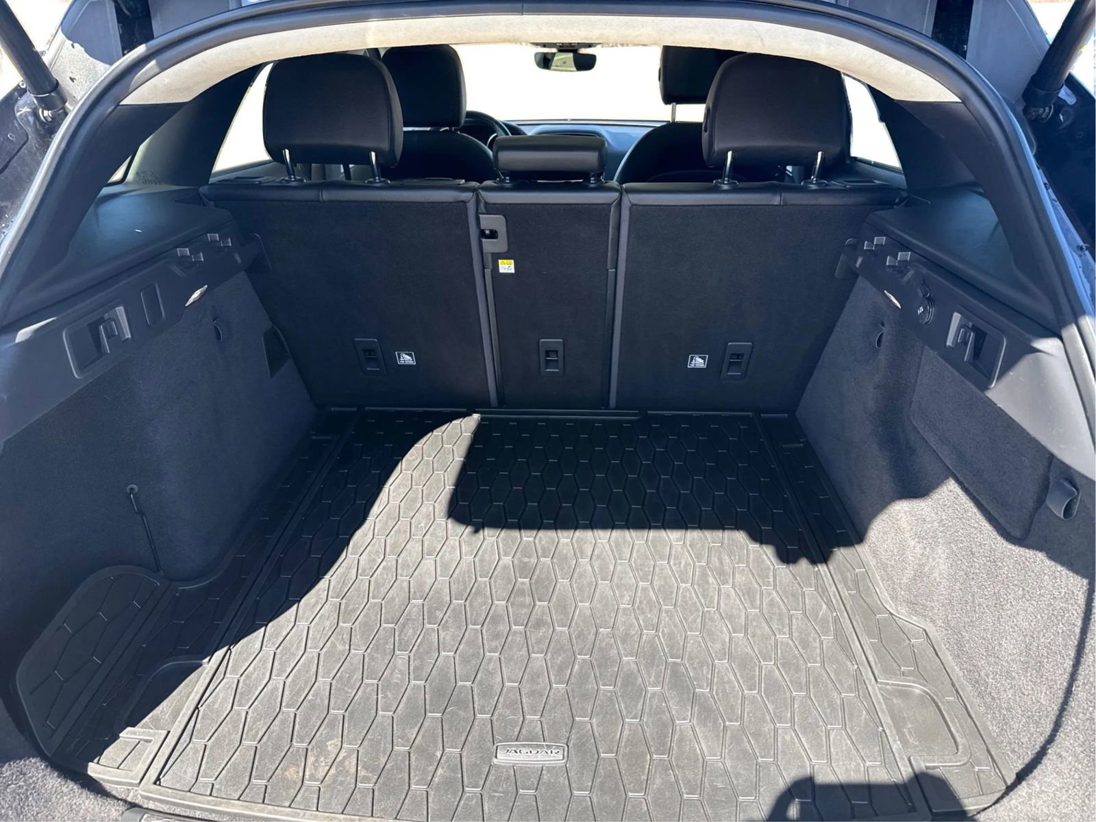 Used 2019 Jaguar F-PACE Prestige image 11