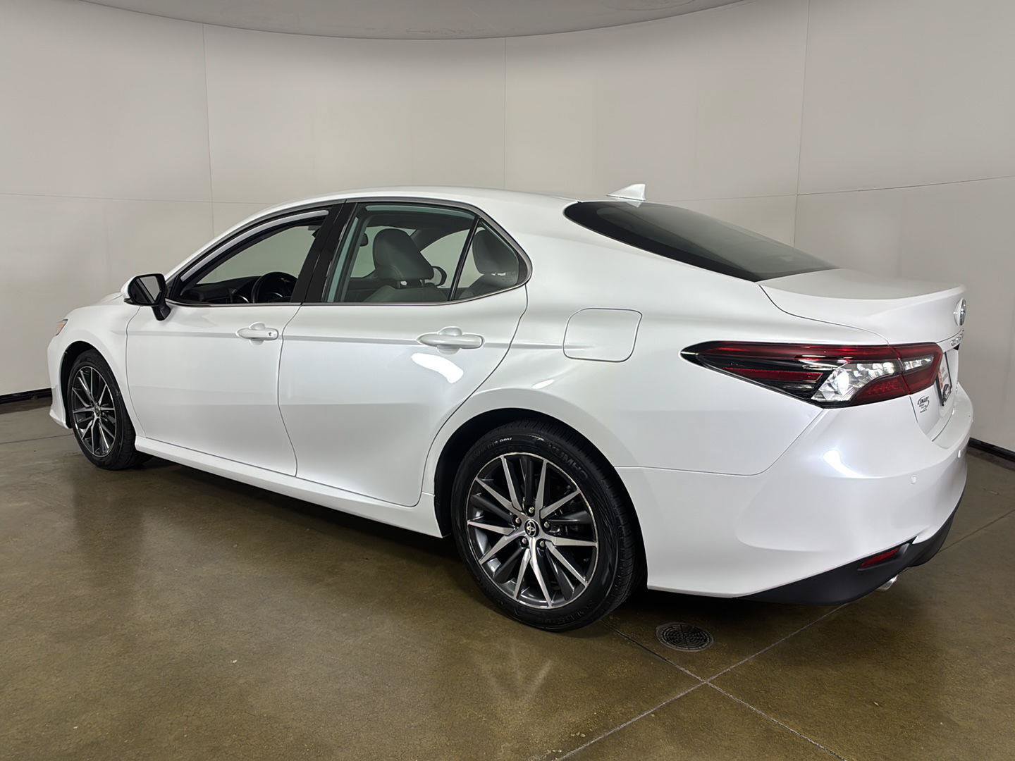 Used 2022 Toyota Camry XLE w/ Navigation Upgrade Package FWD image 22
