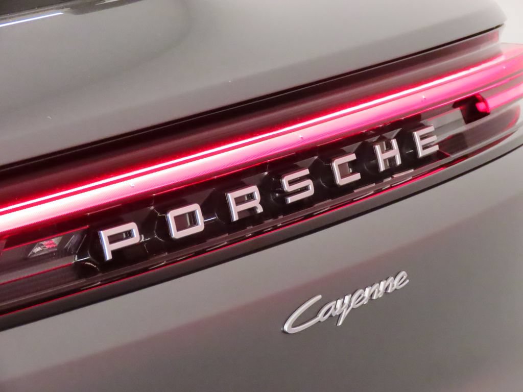 Certified 2025 Porsche Cayenne AWD/4WD image 12