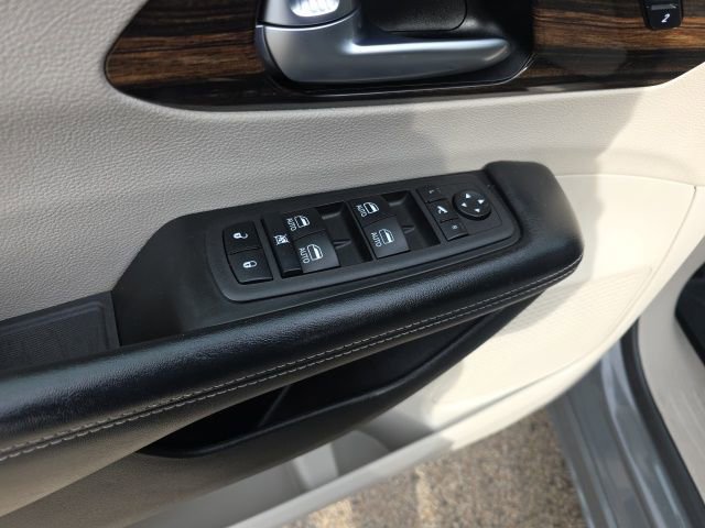 Used 2023 Chrysler Pacifica Limited FWD image 24