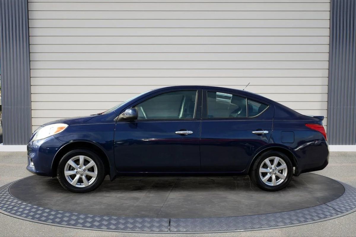 Used 2013 Nissan Versa SL w/ SL Tech Pkg image 4