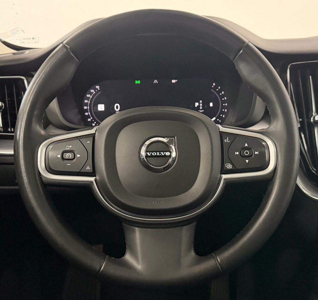 Used 2022 Volvo XC60 B5 Momentum AWD/4WD image 16