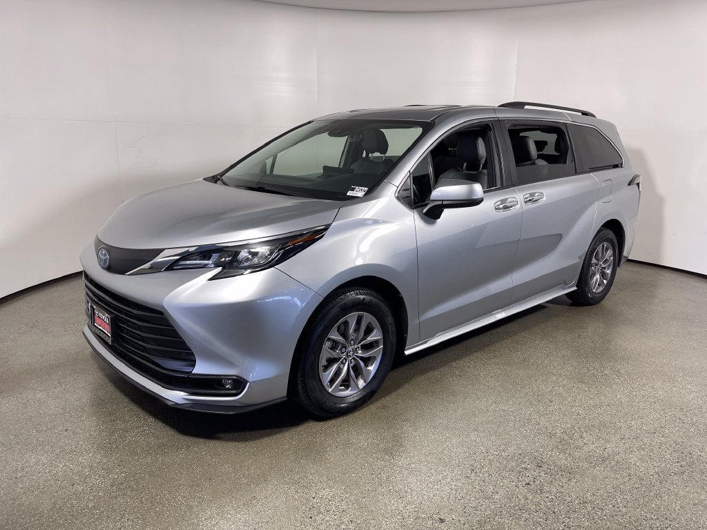 Certified 2025 Toyota Sienna XLE FWD image 7