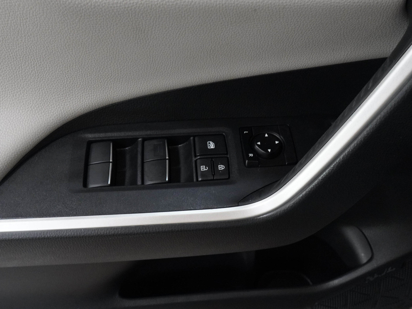 Used 2019 Toyota RAV4 Limited w/ Cold Weather Package AWD/4WD image 17