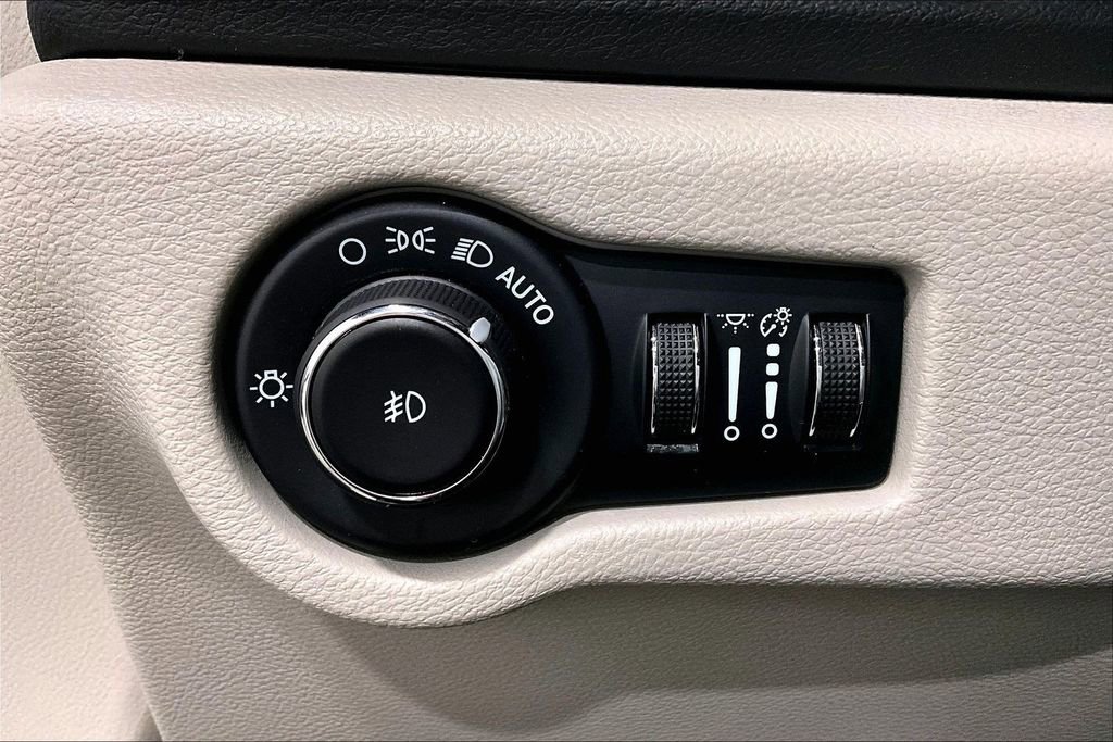 Used 2023 Chrysler Pacifica Touring-L image 17