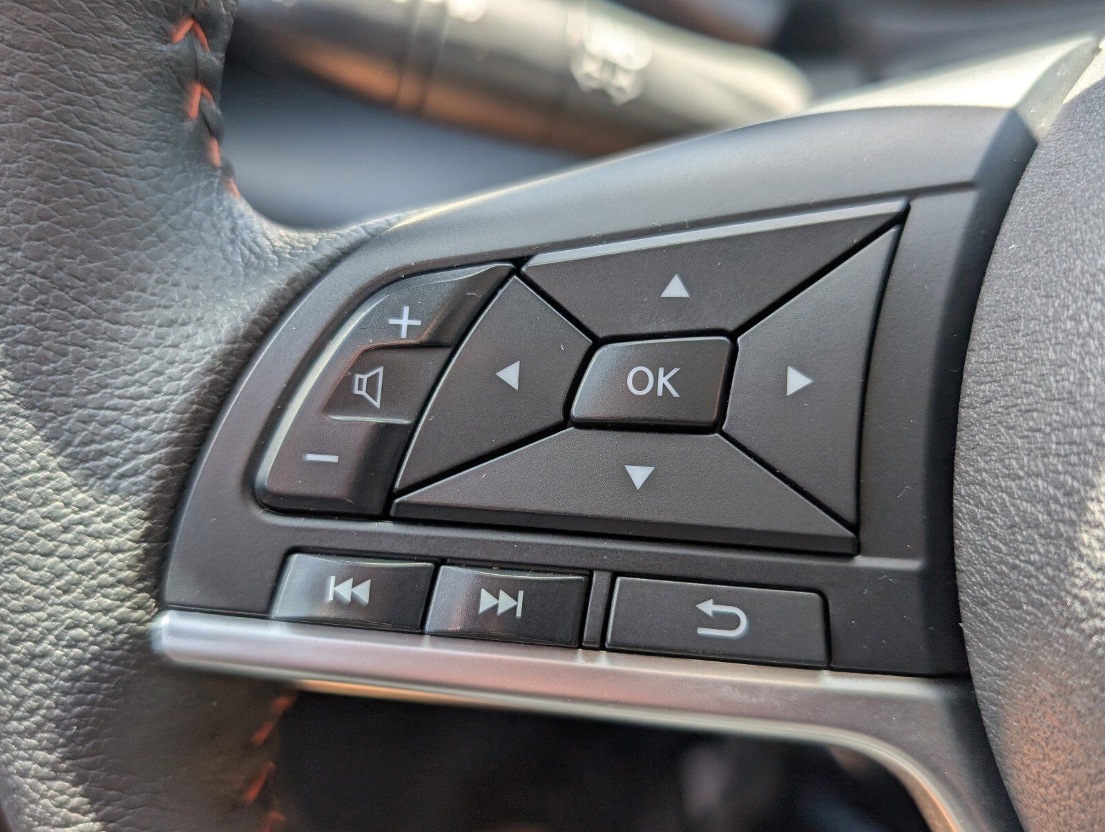 Certified 2023 Nissan Kicks SR FWD image 28