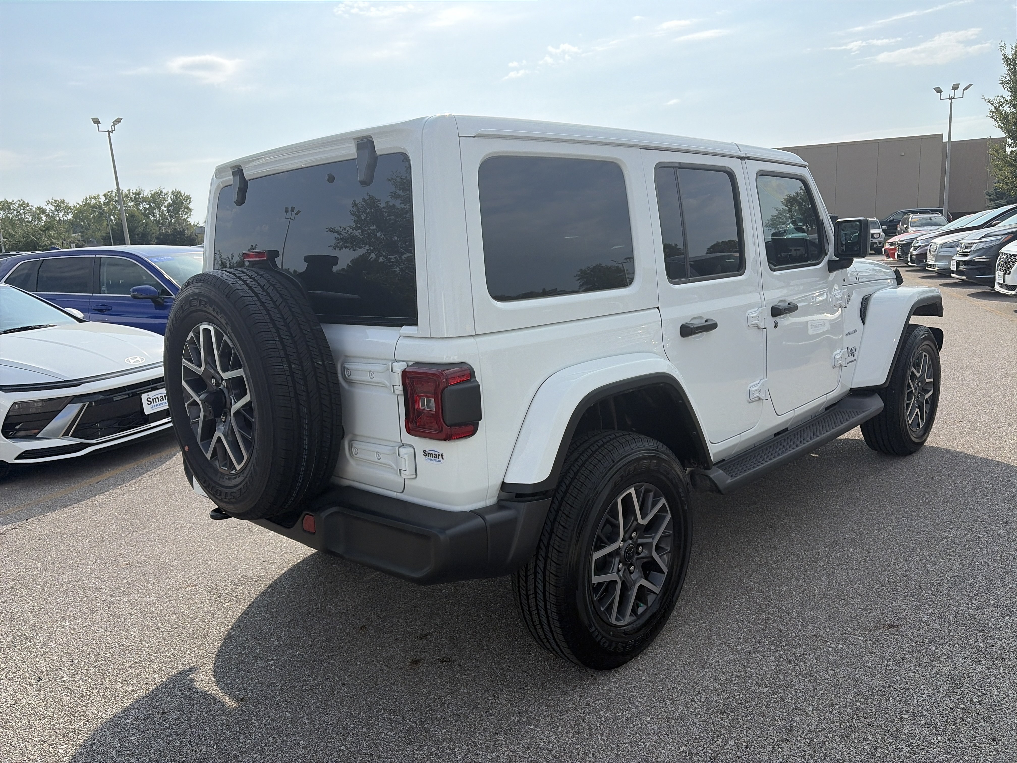 Used 2024 Jeep Wrangler Unlimited Sahara w/ Technology Group AWD/4WD image 5