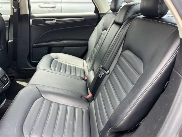 Used 2017 Ford Fusion SE w/ Fusion SE Technology Package FWD image 19