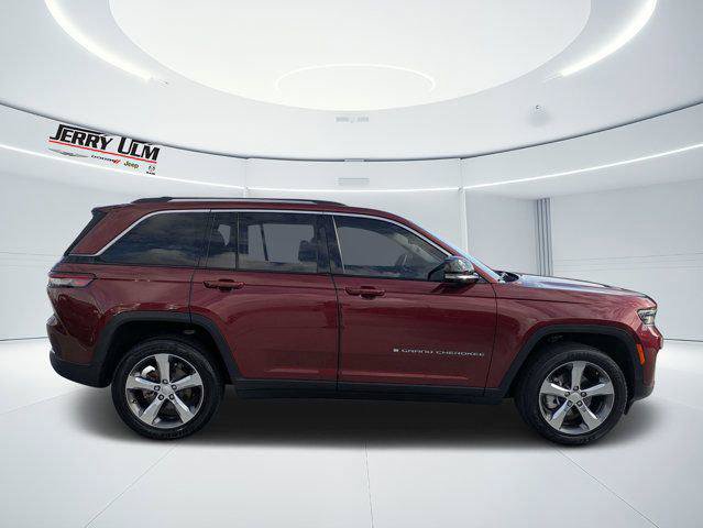 Certified 2022 Jeep Grand Cherokee Limited w/ Luxury Tech Group II RWD image 2